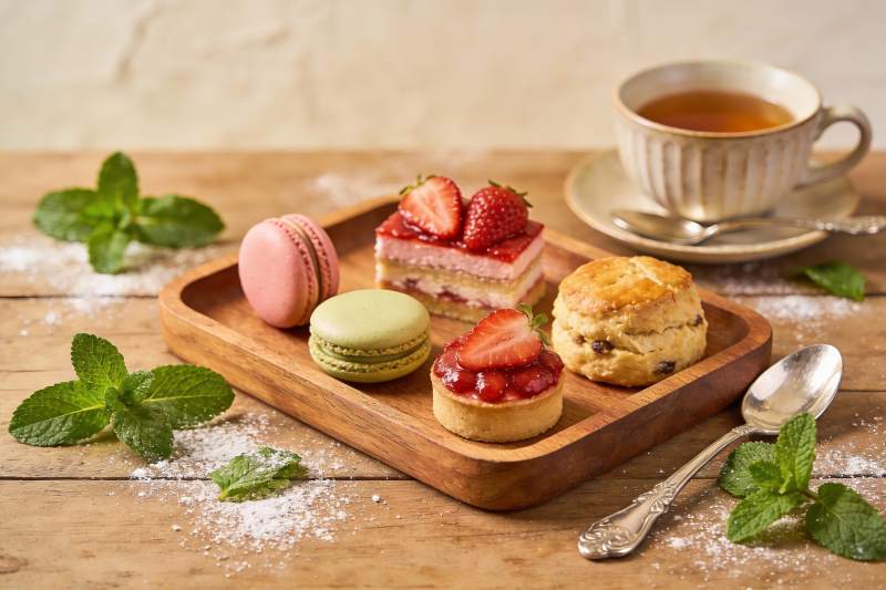 木质托盘上的甜点与茶图片