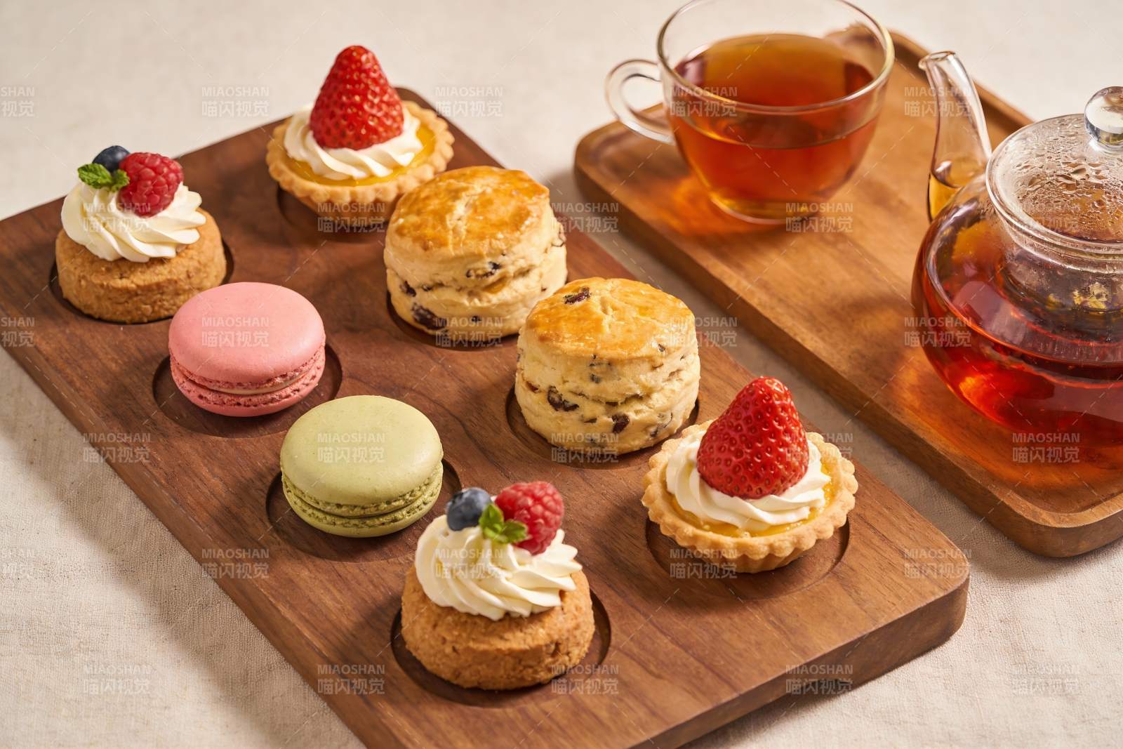 精致下午茶甜点与红茶图片