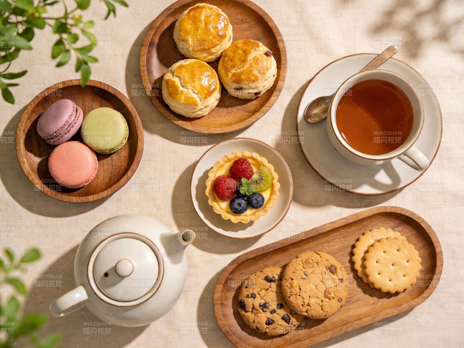 精致下午茶点心与茶具摆拍图片