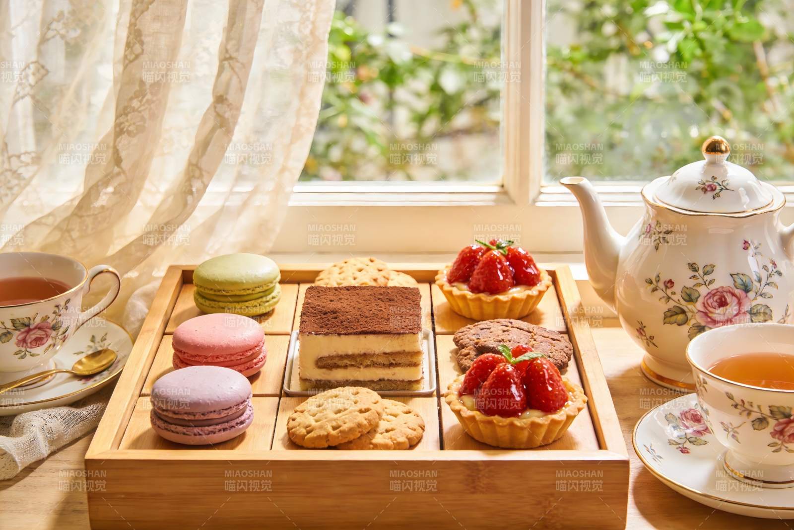 窗边下午茶点心与茶具图片