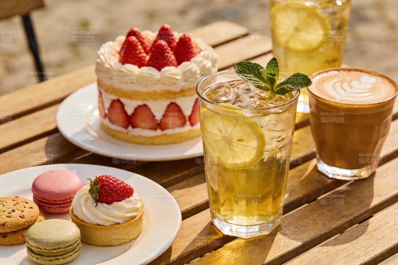户外甜品饮品组合特写图片