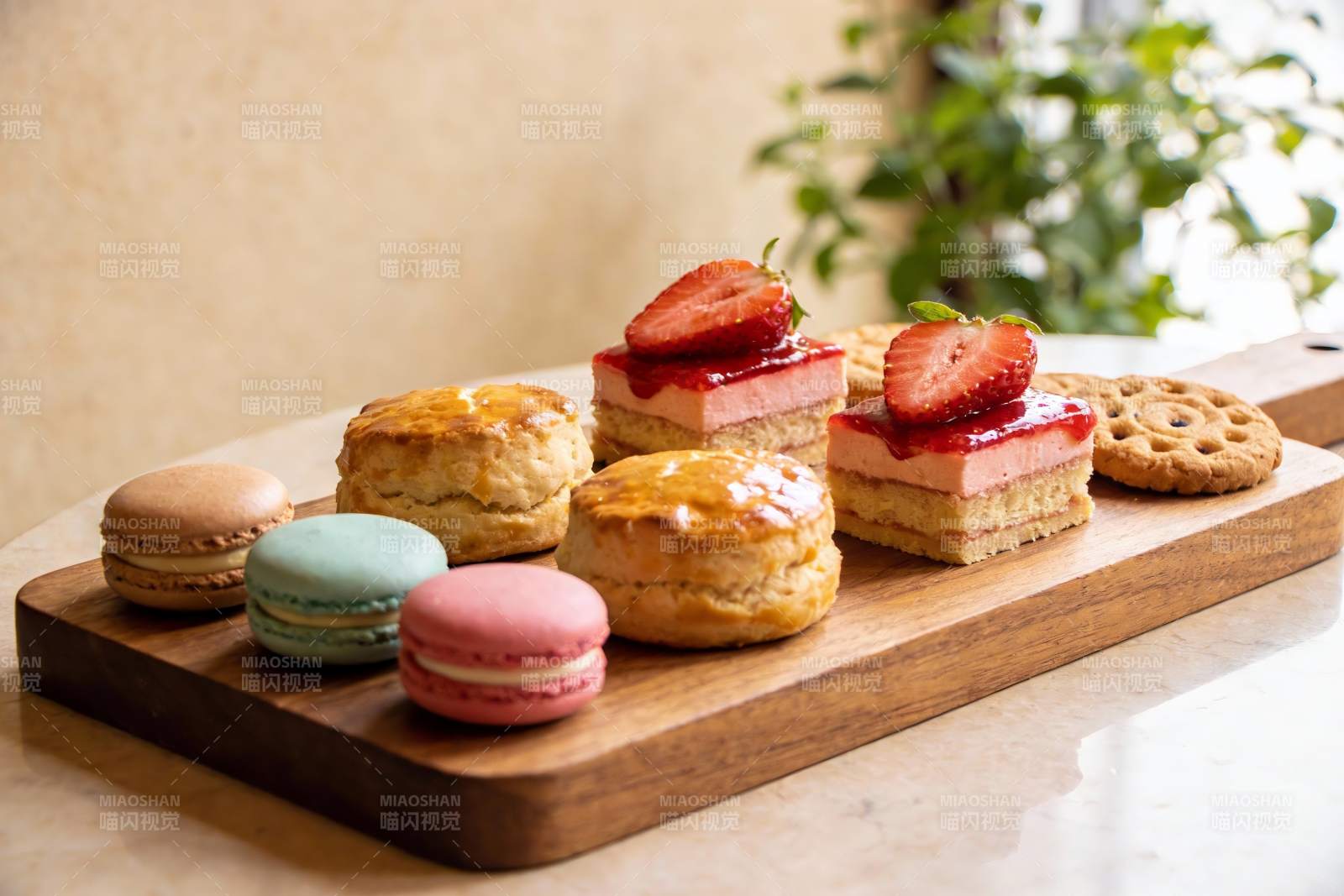 木质托盘上的精致甜点图片