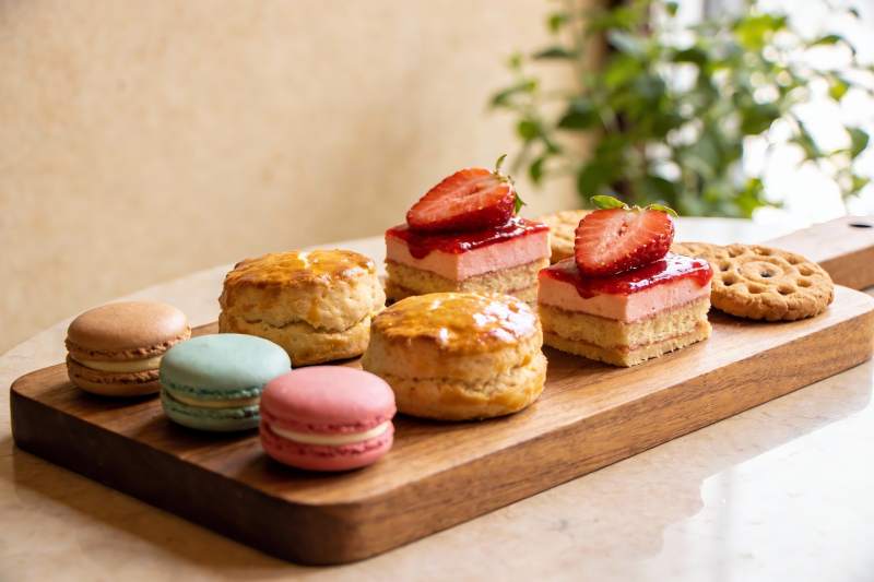 木质托盘上的精致甜点图片