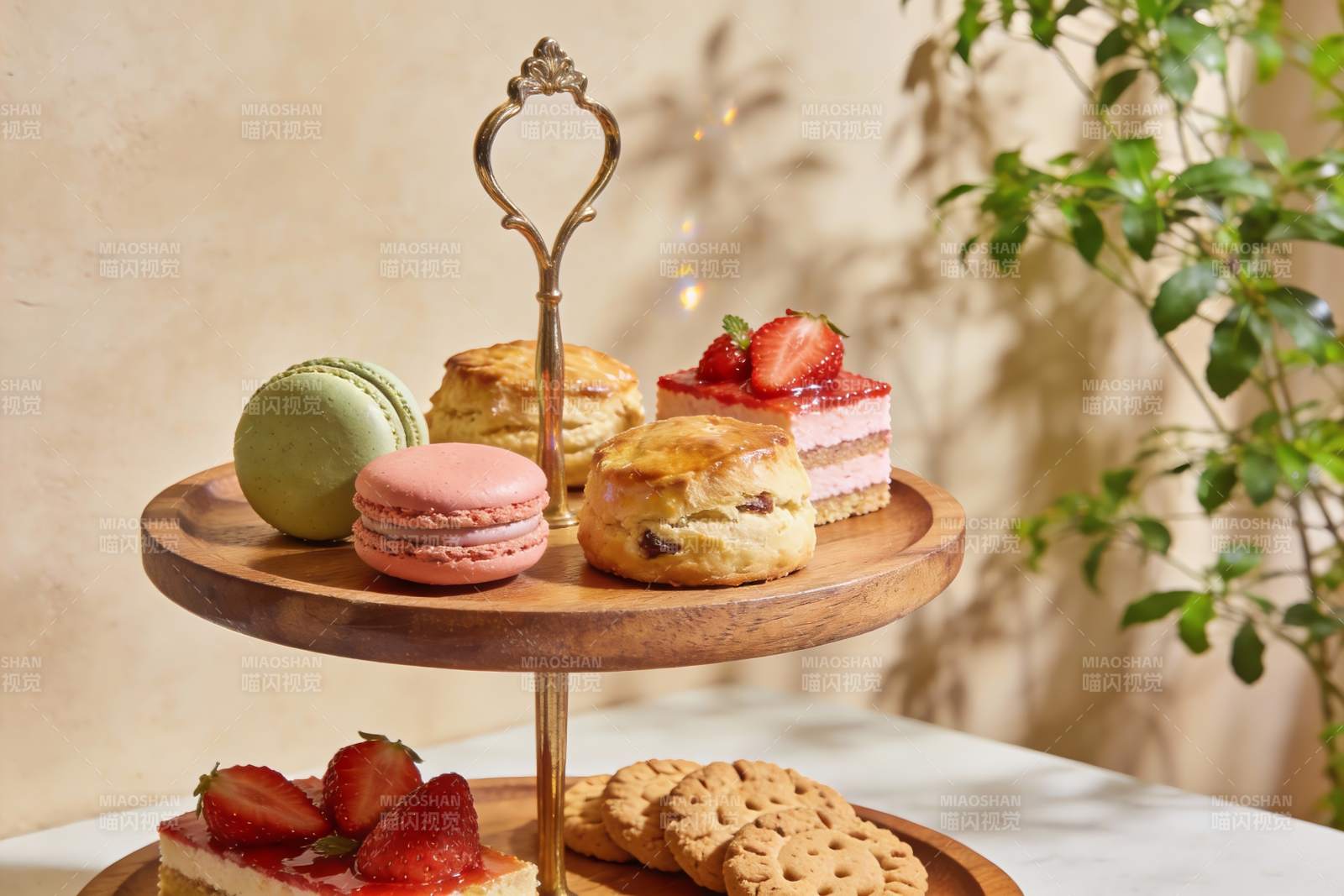 三层甜点架上的精致下午茶图片