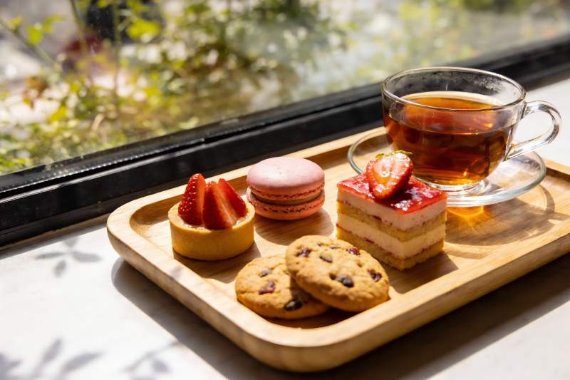 窗边下午茶甜点与红茶图片