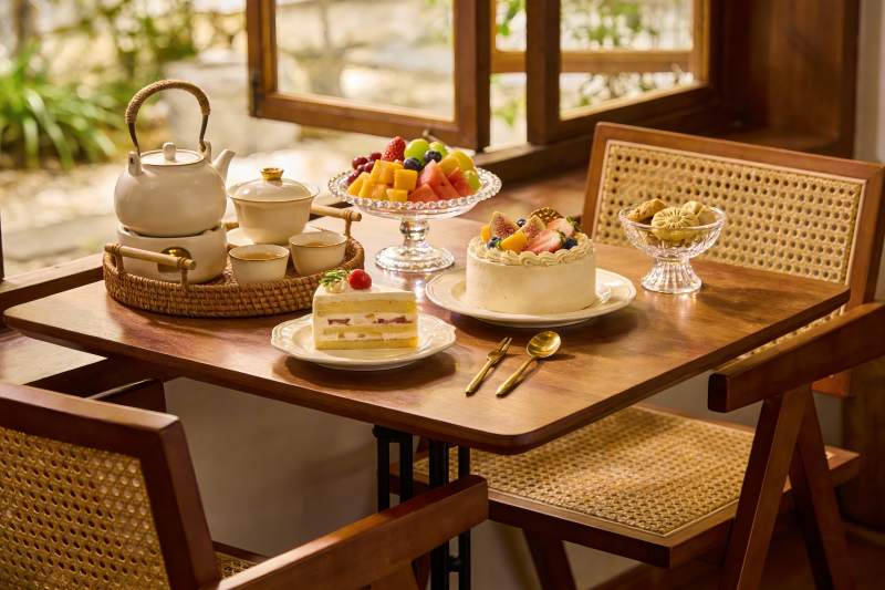 窗边下午茶时光木质桌椅图片