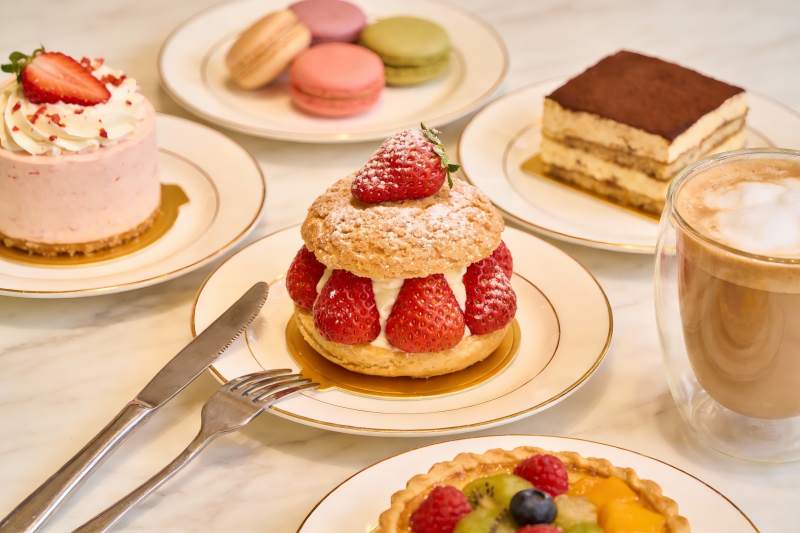 精致甜品与咖啡摆盘图片