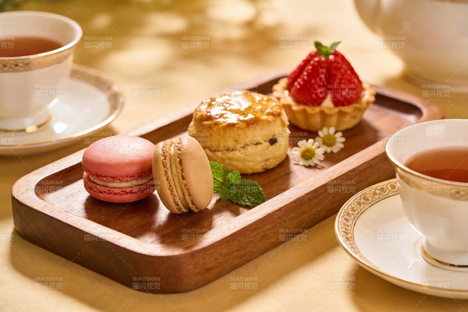 精致下午茶点心与茶杯图片