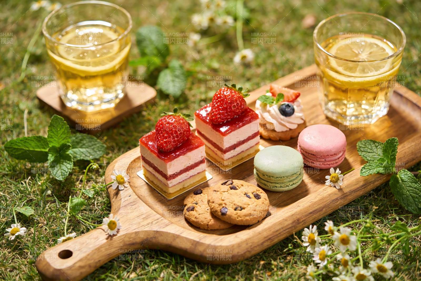 户外草地上甜点与饮品图片