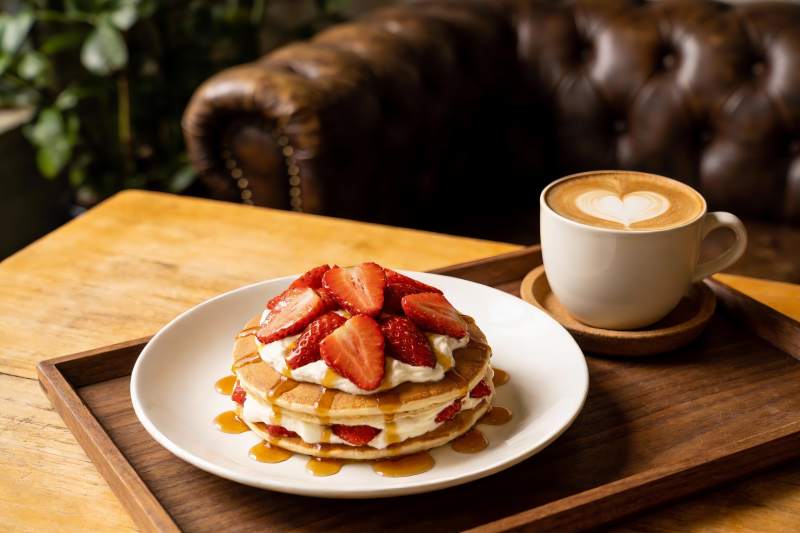 草莓松饼配拿铁咖啡图片