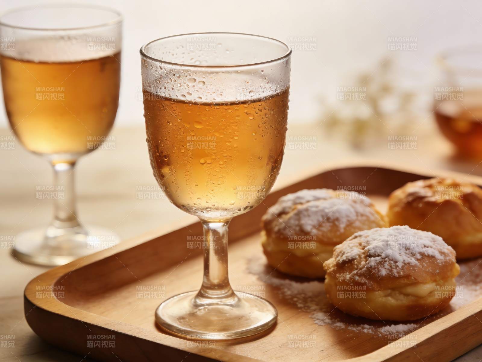 饮品与甜点的诱人组合图片