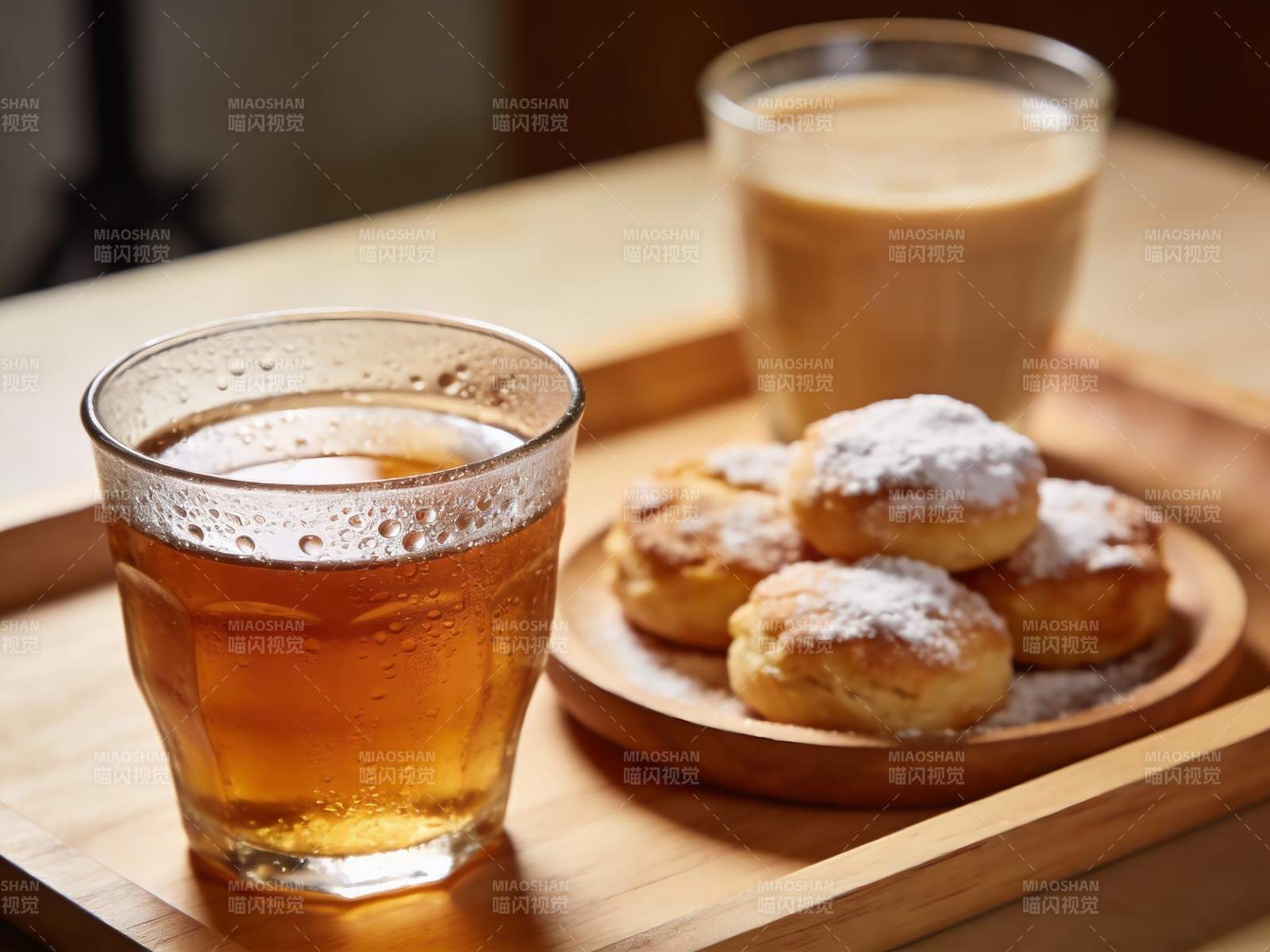 木质托盘上的饮品与点心图片
