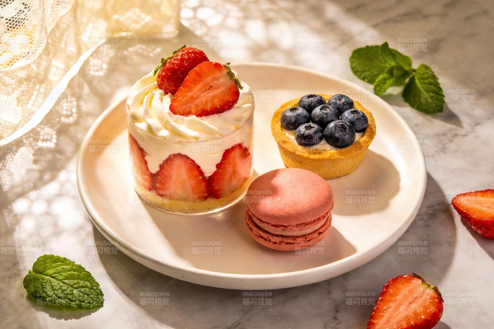 精致甜点摆盘图片