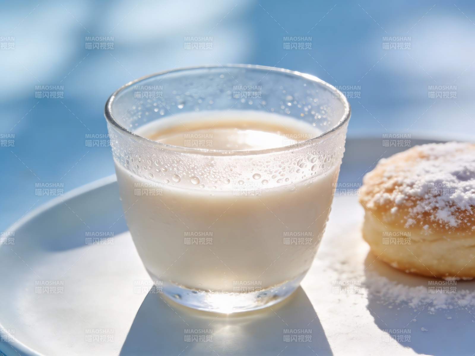 牛奶杯与糖粉面包图片