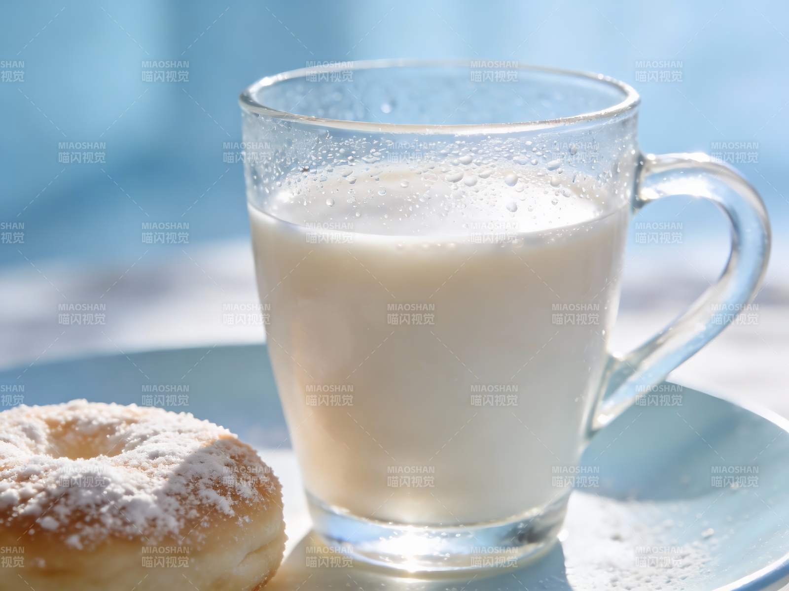 牛奶杯与糖粉甜甜圈图片