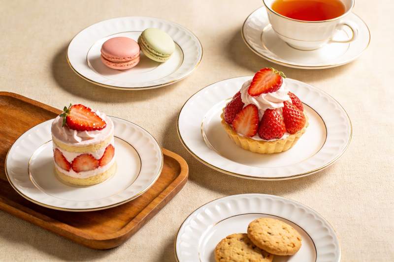 精致草莓甜点与茶饮摆盘图片