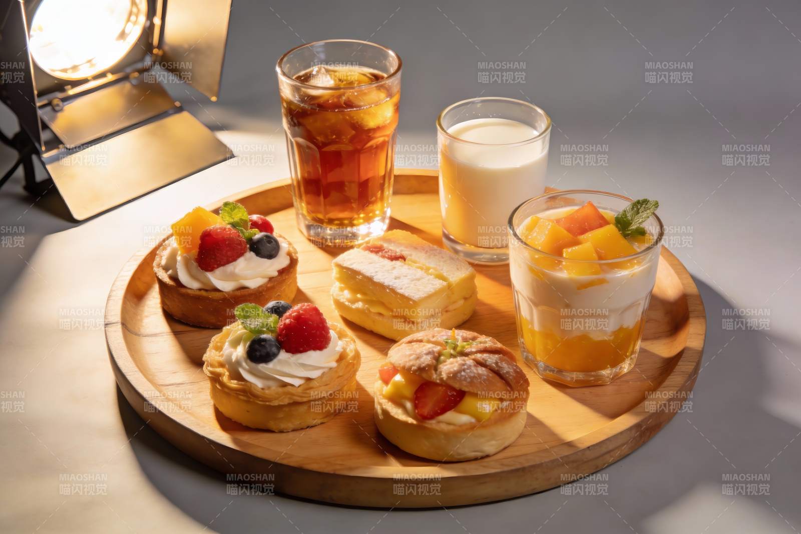 精致甜点与饮品摆盘图片