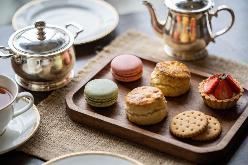 精致下午茶点心与银器摆盘图片