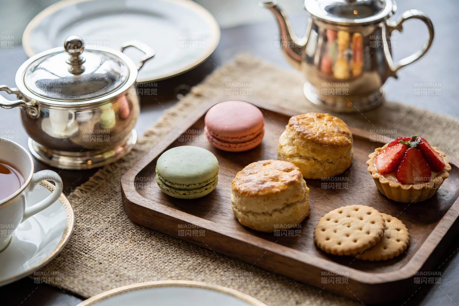 精致下午茶点心与银器摆盘图片