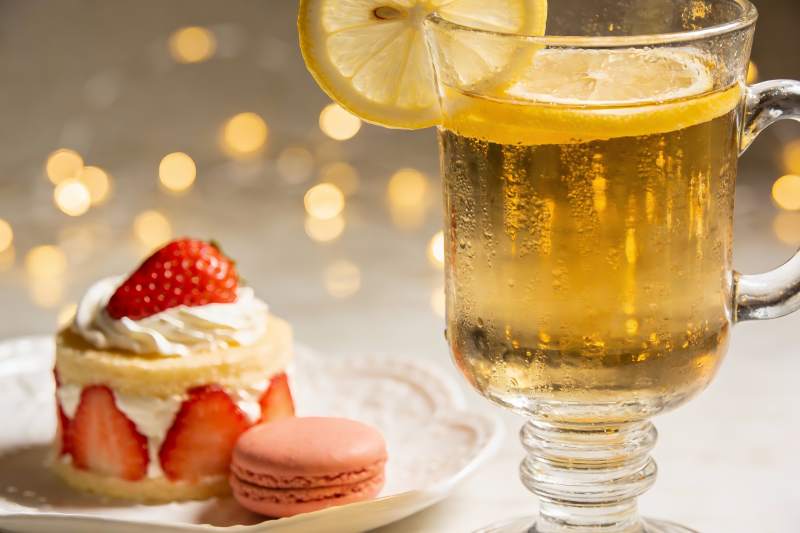 柠檬饮品与草莓甜点图片