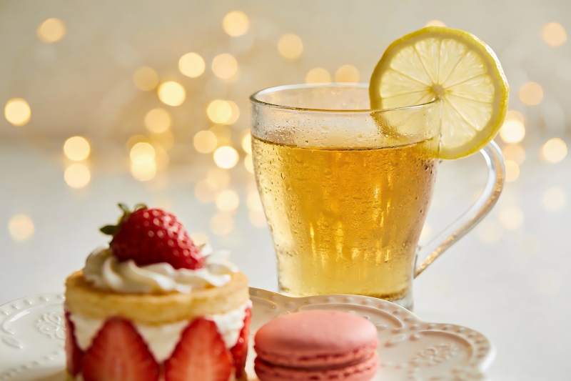 饮品与甜点的温馨组合图片