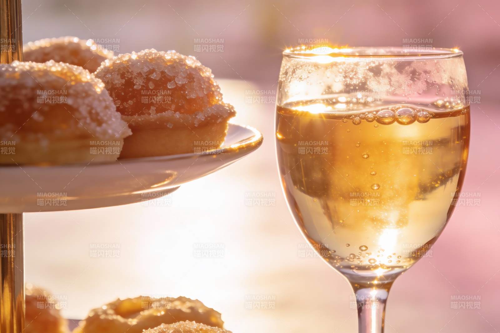 阳光下的甜点与香槟图片