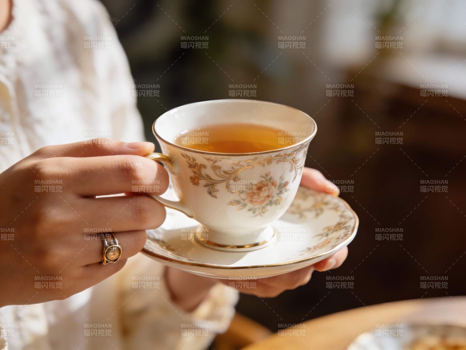 手持精美茶杯品茗图片