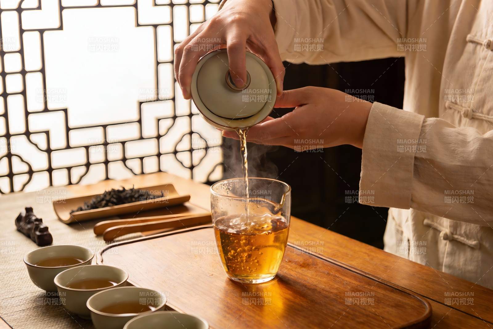 传统茶艺师泡茶瞬间图片
