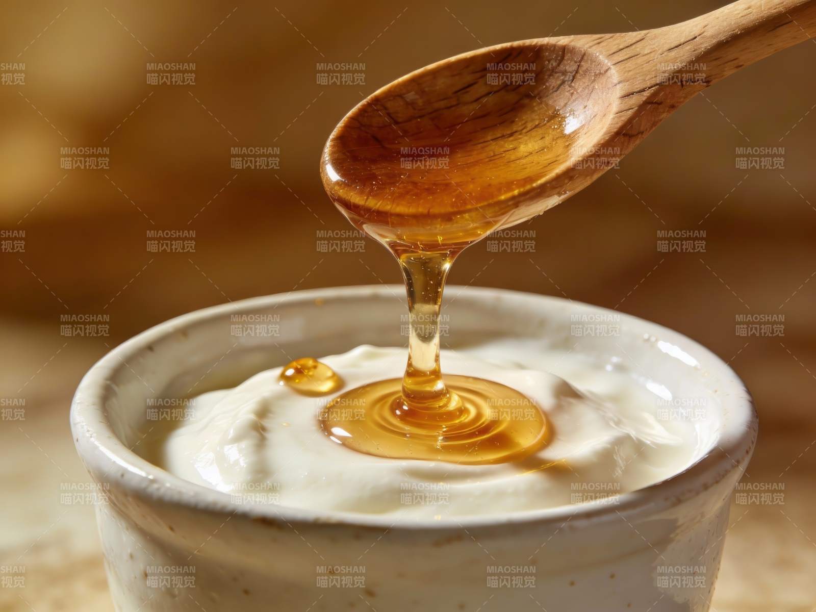 蜂蜜滴入酸奶碗中图片