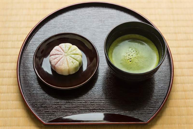 抹茶与和果子的精致摆盘图片