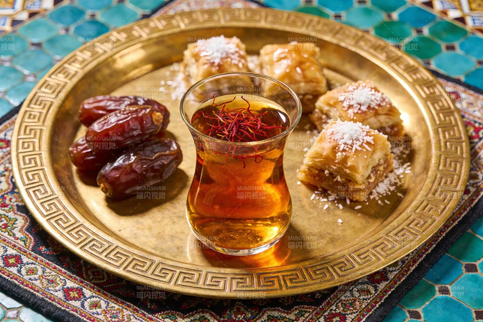 金色盘中甜点与茶饮图片