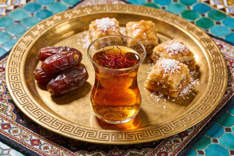 金色盘中甜点与茶饮图片