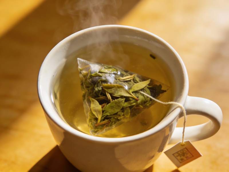 热茶杯中飘香茶叶图片