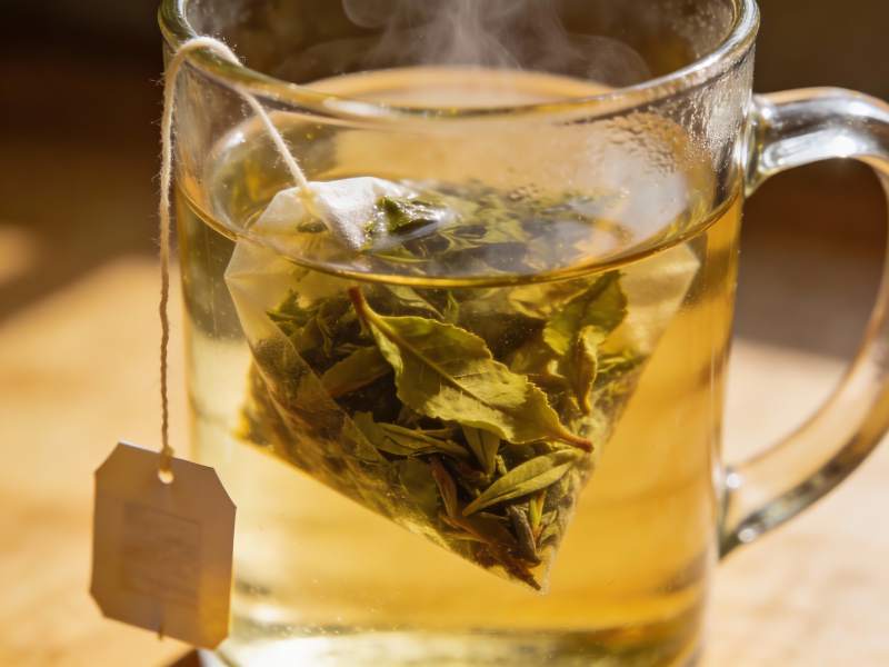 玻璃杯中泡着的绿茶图片