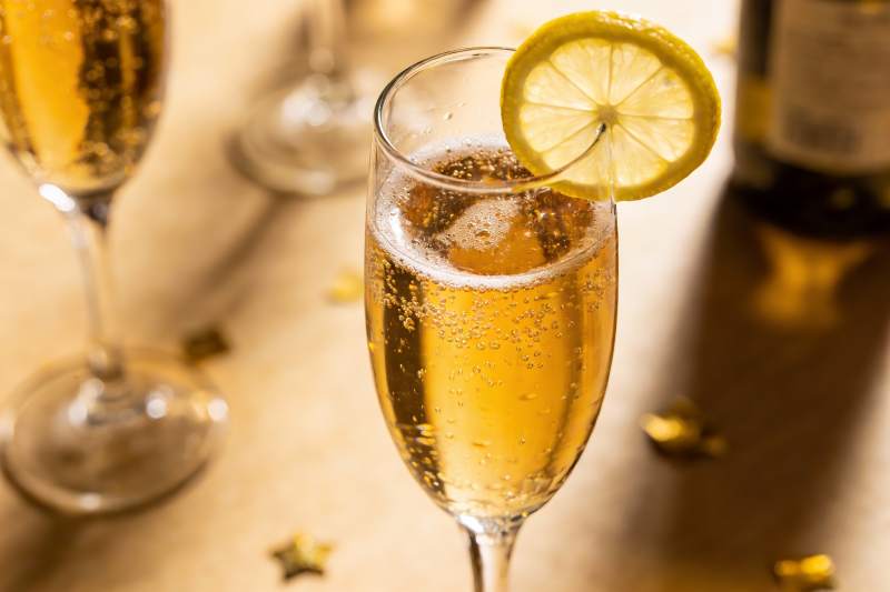 香槟杯配柠檬片特写图片
