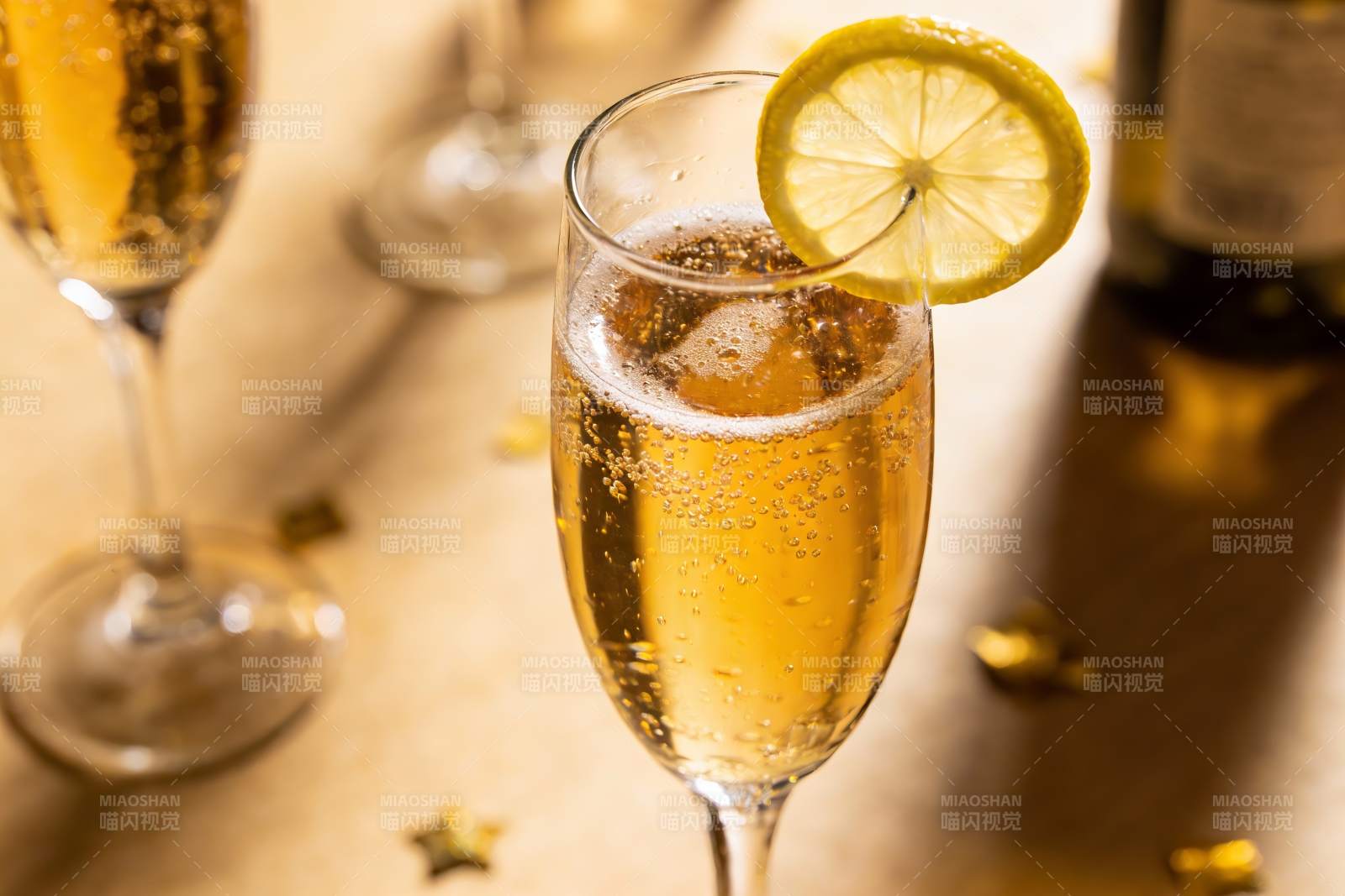 香槟杯配柠檬片特写图片