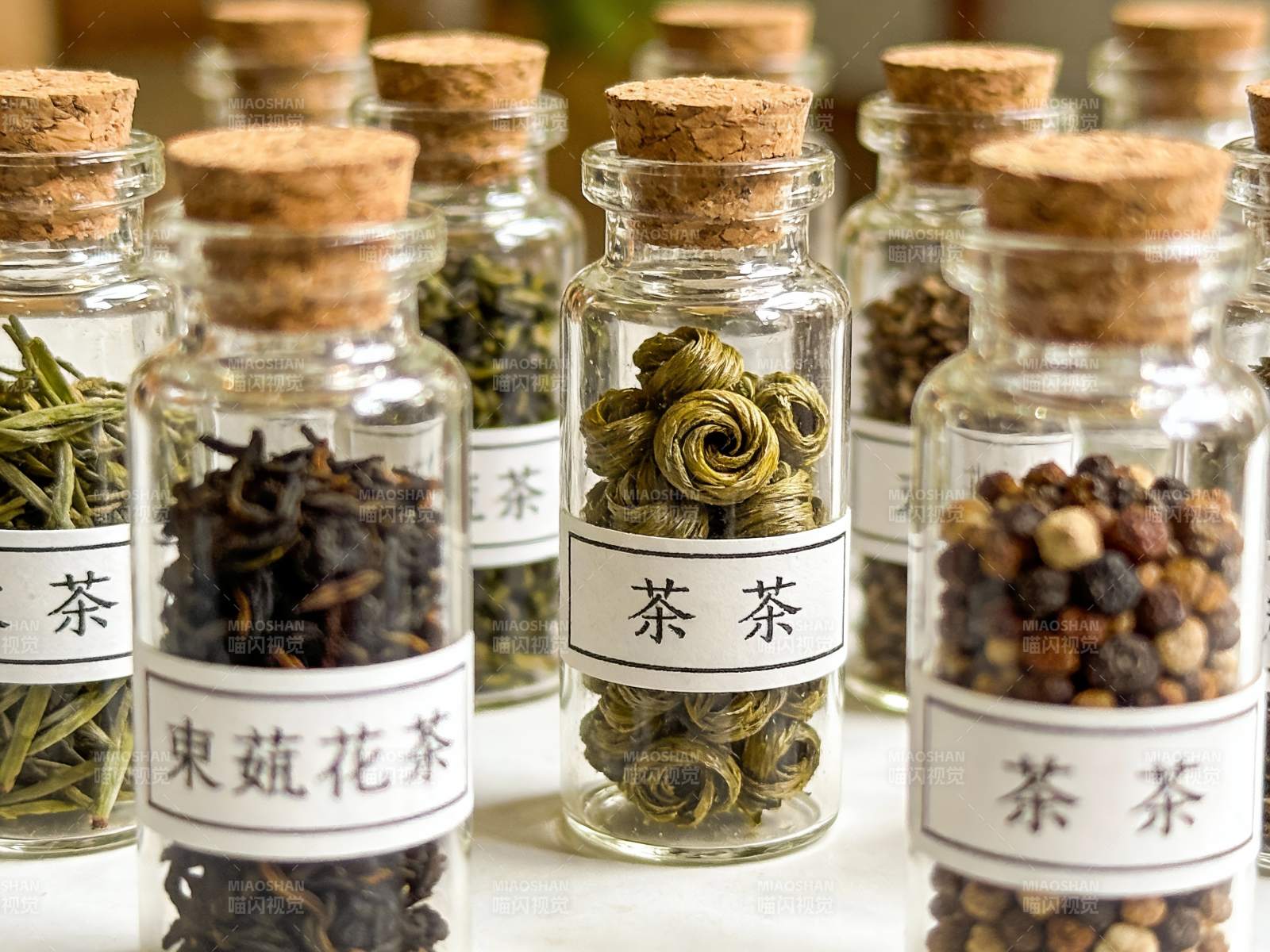 多种茶叶装瓶展示图片