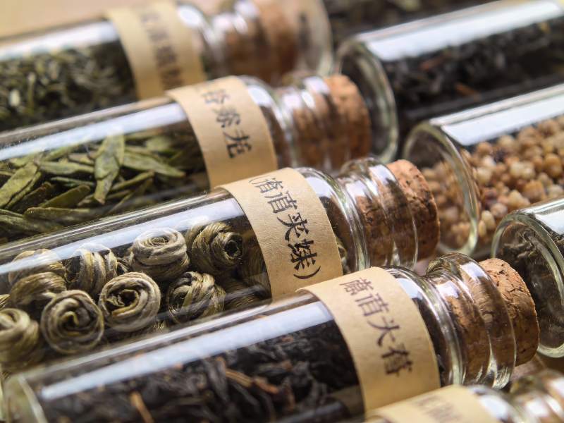 多种茶叶装瓶展示图片