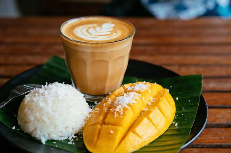 芒果椰奶饭与拉花咖啡图片