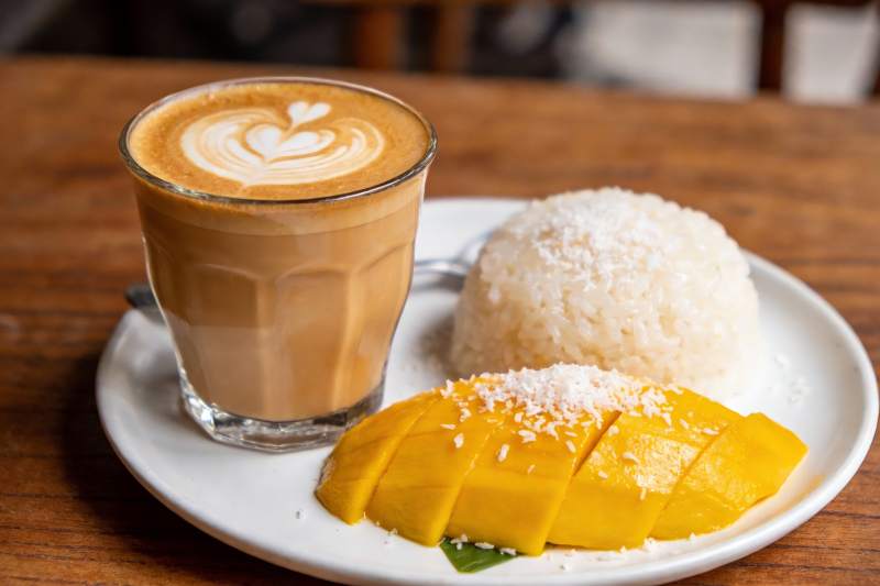 咖啡配芒果椰香饭图片