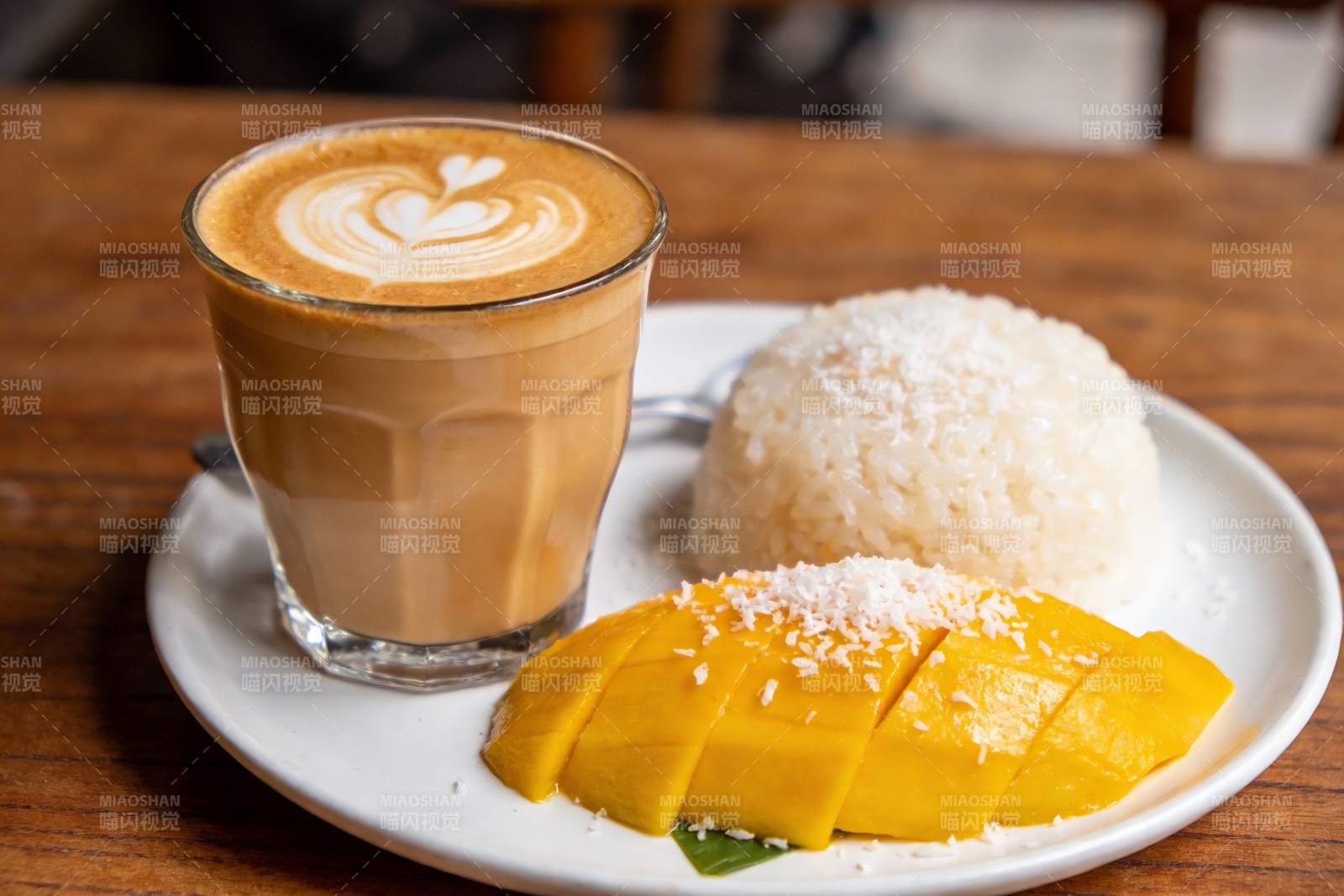 咖啡配芒果椰香饭图片
