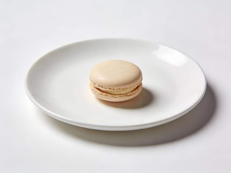 单个马卡龙静置于白色盘中图片