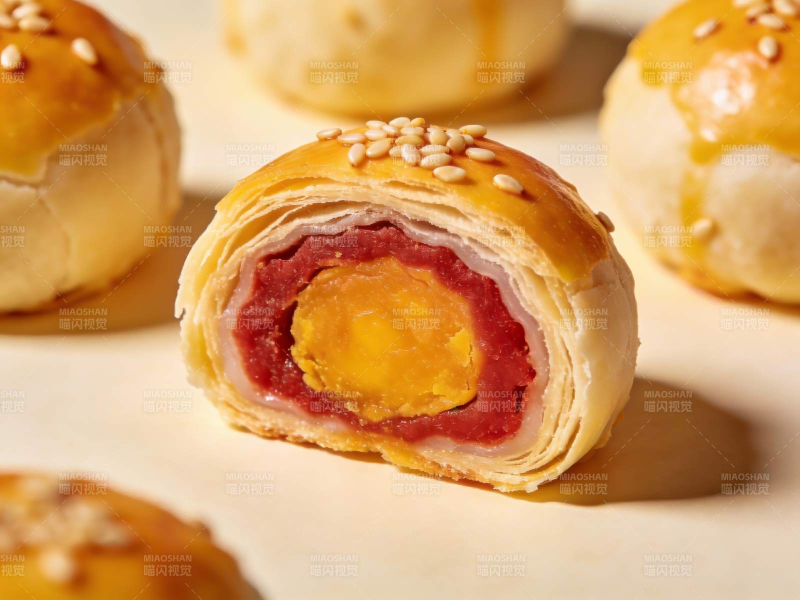 金黄酥皮蛋黄月饼特写图片