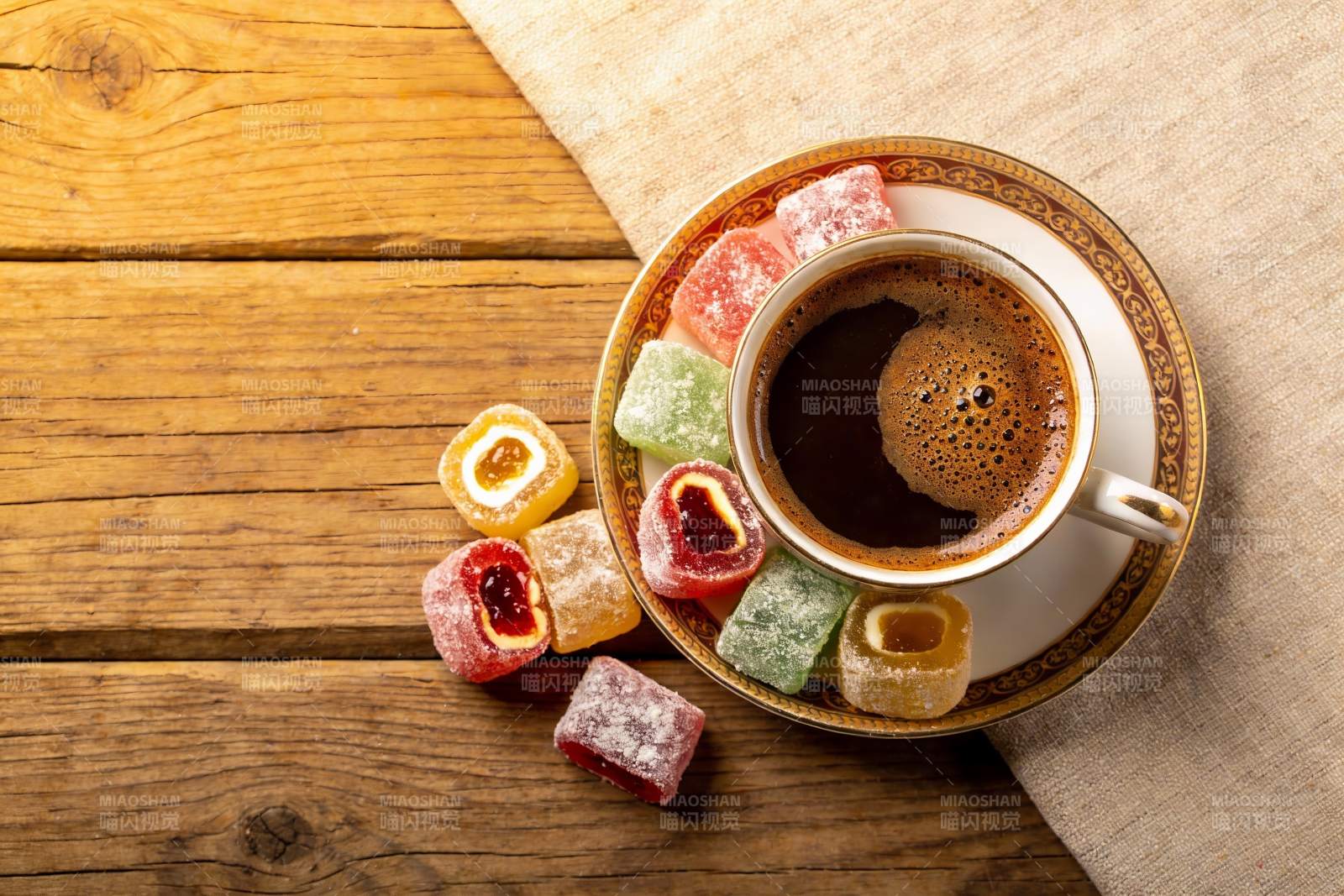 咖啡与糖果的木质桌面静物图片