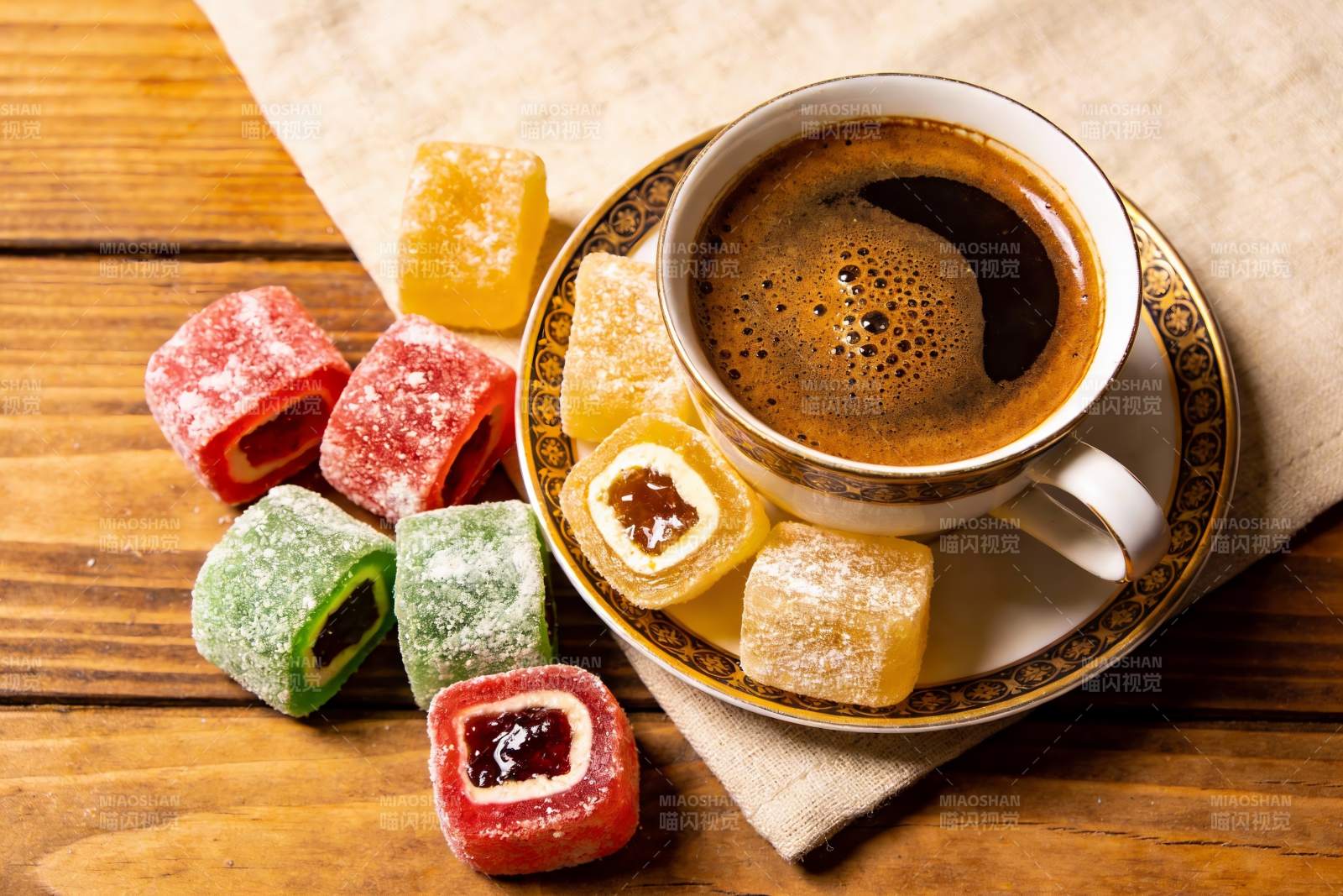 咖啡与糖果的温馨下午茶图片