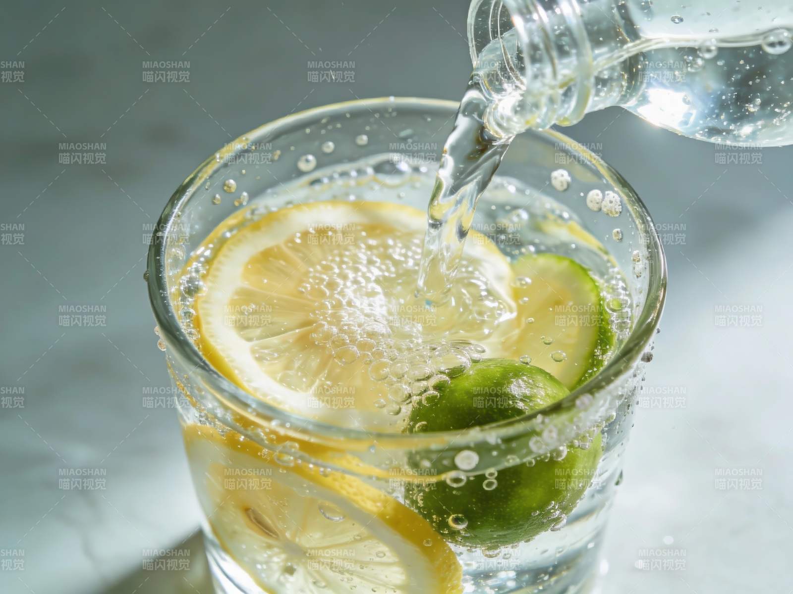 柠檬青柠气泡水倒入杯中图片