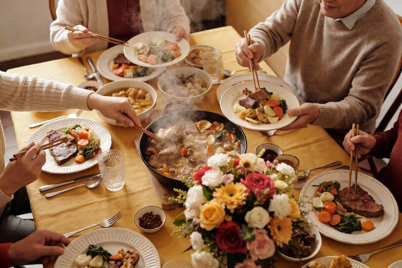 家庭聚餐共享美食温馨场景图片