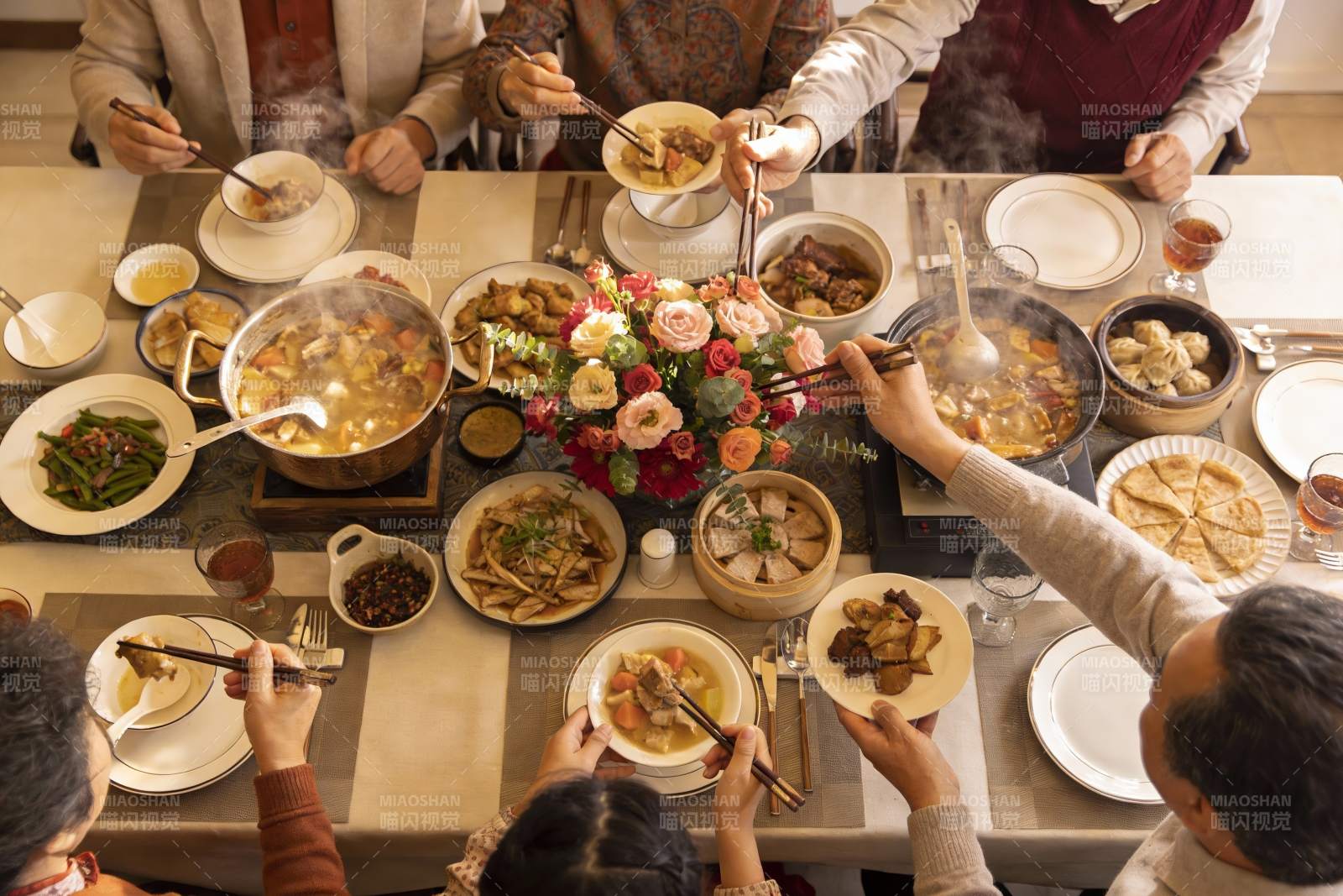 家人围桌共进丰盛晚餐图片