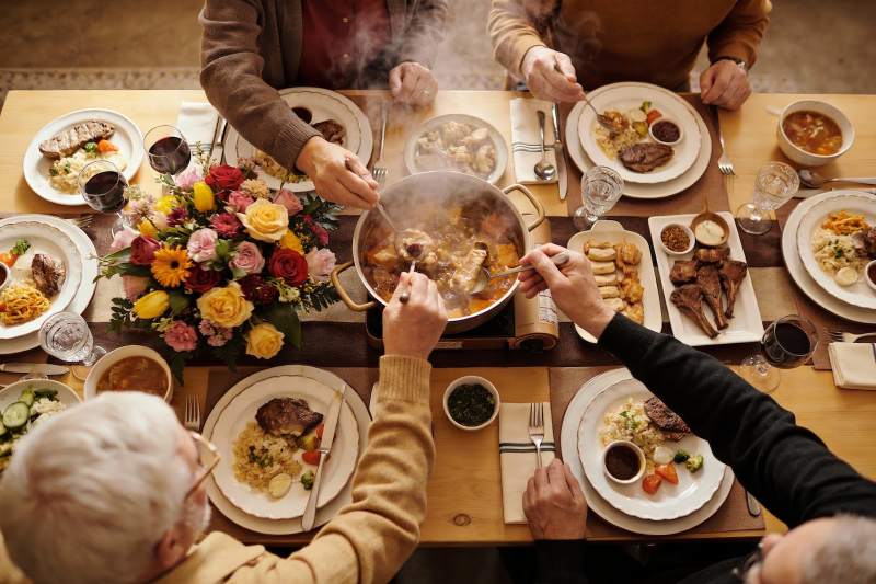 多人围桌用餐共享美食图片