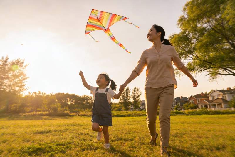母女草地上放风筝欢乐时光图片
